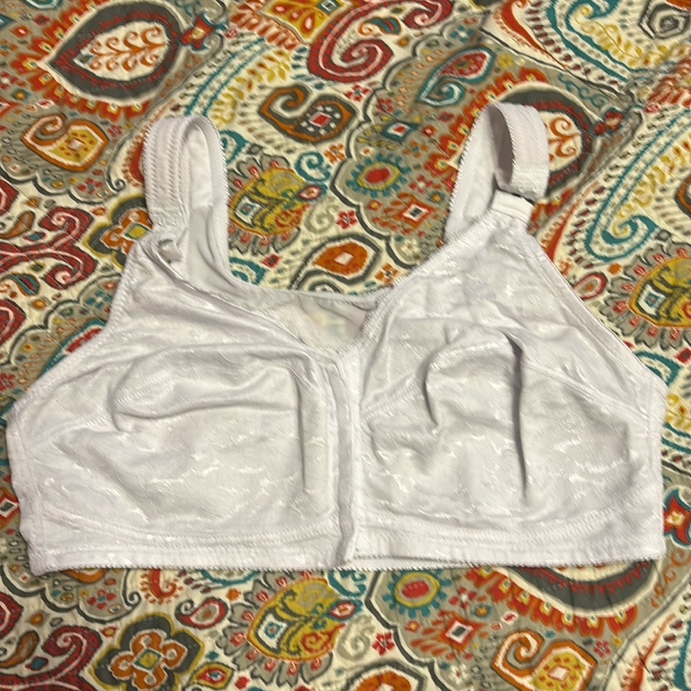 NWOT instant shaping white color and lace front hook bra size 42DD
